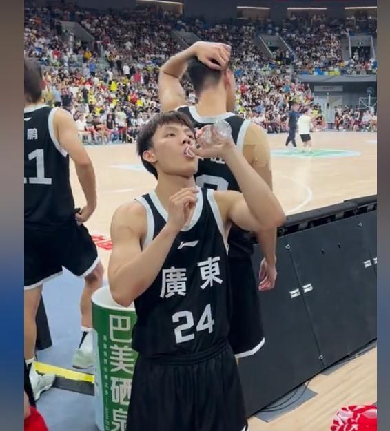 都盯着他, 统计表, 场上哪有后